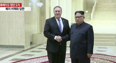 마이크 폼페이오 미국 국무부 장관이 6일 오후 북한 평양에 도착했다. 폼페이오 장관의 이번 방문은 세 번째다 <YTN뉴스 방송 영상 캡처>